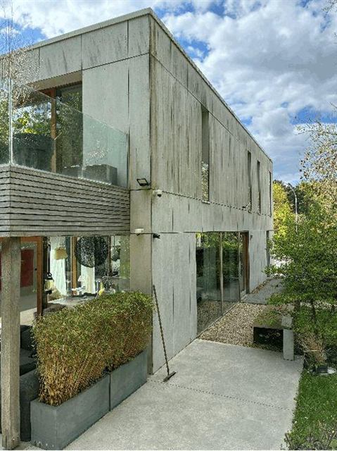 Avant nettoyage de façade – dépôts et traces sur bâtiment moderne
