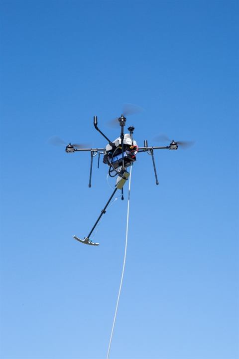 Drone professionnel équipé pour nettoyage par pulvérisation sur toiture