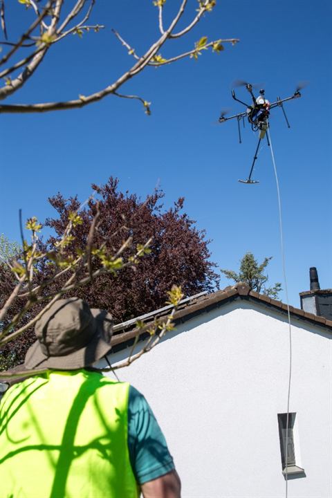 Opérateur et drone de nettoyage de toiture sans échafaudage