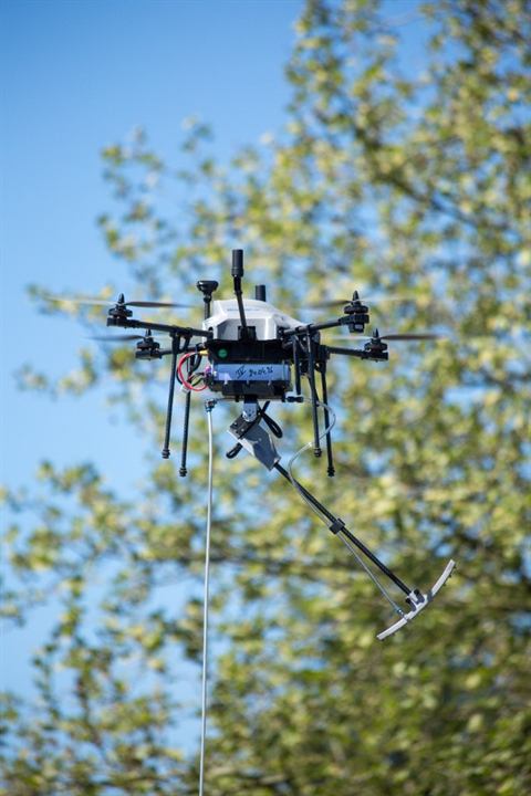 Drone hexacoptère pour nettoyage et traitement de toiture