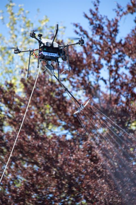Pulvérisation contrôlée par drone sur façade et toiture